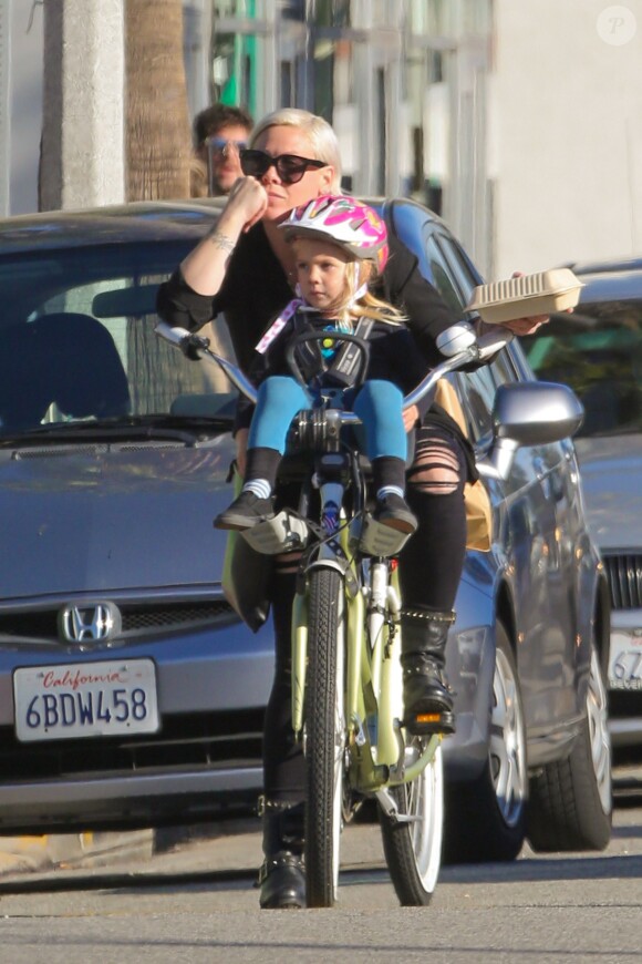 Pink et sa fille Willow font du vélo à Los Angeles, le 17 janvier 2015