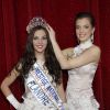 Marie-Laure Cornu (Miss Prestige National 2014) remet sa couronne à Margaux Deroy, Miss Prestige national 2015 (Miss Prestige Flandre 2014) - Election Miss Prestige national 2015 au "Royal Palace" à Kirrwiller, le 18 janvier 2015.