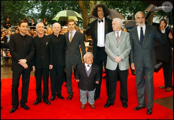 Peter Mayhew aux côtés d'Ewan McGregor, Anthony Daniels, Ian MacDiarmid, Hayden Christensen et Christopher Lee notamment, à Londres, le 17 mai 2005.