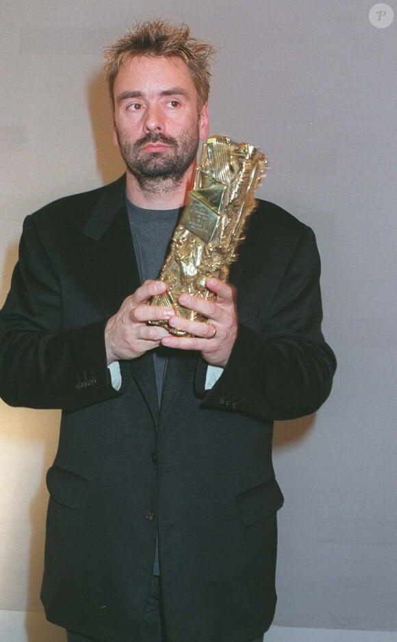 Luc Besson avec son César du meilleur réalisateur en 1998 pour Le Cinquième Elément.