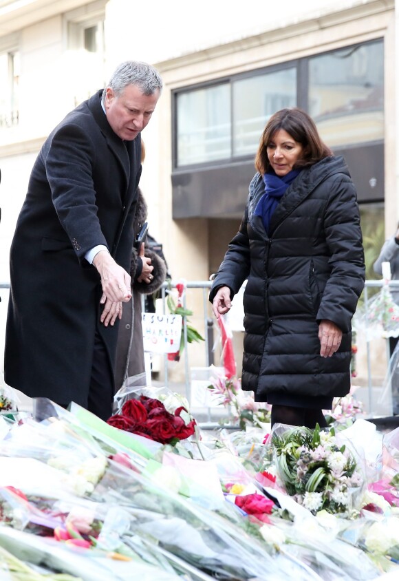 Bill de Blasio, Anne Hidalgo - Le maire de New-York, Bill de Blasio s'est recueilli en compagnie de Anne Hidalgo, maire de Paris et de Patrick Pelloux devant les locaux de Charlie Hebdo et sur les lieux où le policier Ahmed Merabet a été abattu par les fréres Kouachi à Paris, le 20 janvier 2015.