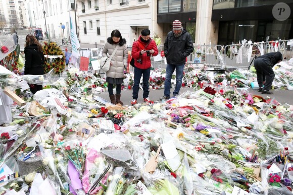 Illustration devant les locaux de Charlie Hebdo et sur les lieux où le policier Ahmed Merabet a été abattu par les fréres Kouachi à Paris, le 20 janvier 2015.