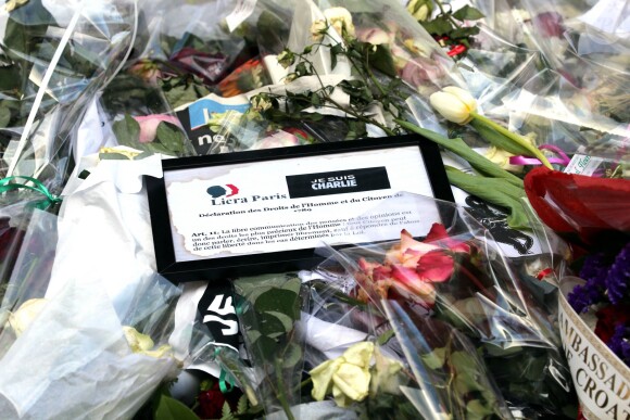 Illustration devant les locaux de Charlie Hebdo et sur les lieux où le policier Ahmed Merabet a été abattu par les fréres Kouachi à Paris, le 20 janvier 2015.