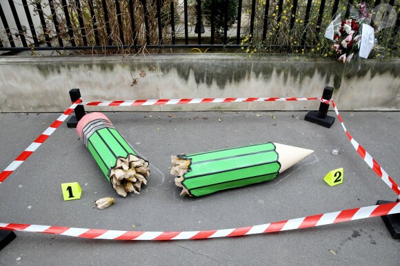 Illustration devant les locaux de Charlie Hebdo et sur les lieux où le policier Ahmed Merabet a été abattu par les fréres Kouachi à Paris, le 20 janvier 2015.