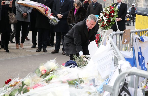 Bill de Blasio - Bill de Blasio, le maire de New York, est allé se recueillir devant le supermarché "Hyper Cacher" porte de Vincennes, où a eu lieu la prise d'otages à la suite de l'attentat de Charlie le 9 janvier. Paris, le 20 janvier 2015