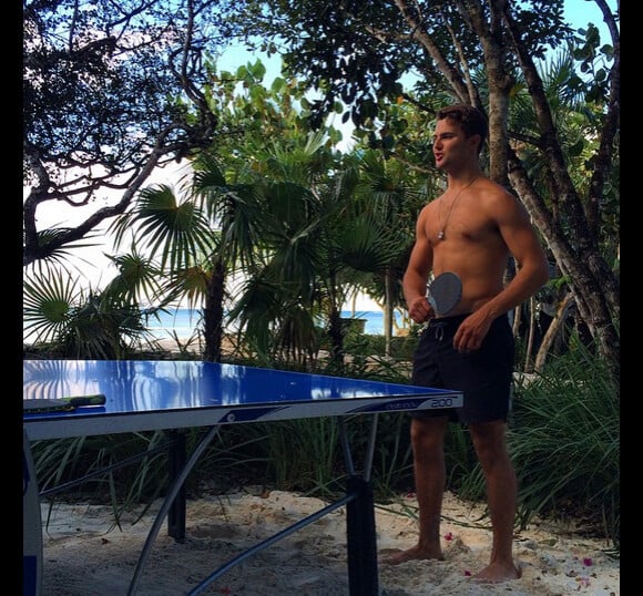 Jack joue au ping-pong sur les îles Turques-et-Caïques. 