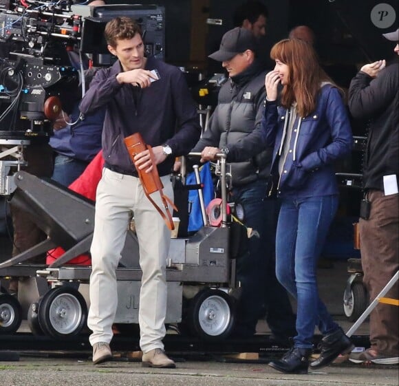 Jamie Dornan et Dakota Johnson sont sur le tournage du film "Fifty Shades Of Grey" à Vancouver, le 14 octobre 2014. Ils retournent certaines scènes, sous les conseils de la réalisatrice Sam Taylor-Johnson.