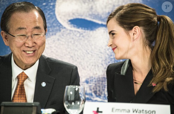 Emma Watson, en présence du secrétaire général des Nations Unies Ban Ki-moon, participe à une conférence de presse "UN Women" lors du 45e Forum Economique Mondial de Davos, le 23 janvier 2015.