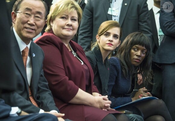 Emma Watson, en présence du secrétaire général des Nations Unies Ban Ki-moon et de la premier ministre norvégienne Erna Sohlberg, participe à une conférence de presse "UN Women" lors du 45e Forum Economique Mondial de Davos, le 23 janvier 2015.