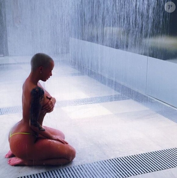 Amber Rose, en string sous une chute d'eau. Le 19 janvier 2015.