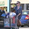 Charlize Theron et son fils Jackson font du shopping au Whole Foods à Los Angeles Le 26 décembre 2014.