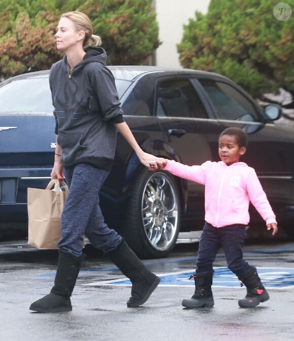 Exclusif - Charlize Theron se rend à la pharmacie avec son fils Jackson à West Hollywood, le 16 décembre 2014.