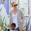 Exclusif - Charlize Theron se promène avec son fils Jackson dans les rues de Los Angeles, le 17 novembre 2014.