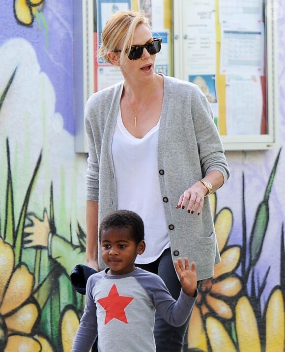 Exclusif - Charlize Theron se promène avec son fils Jackson dans les rues de Los Angeles, le 17 novembre 2014.