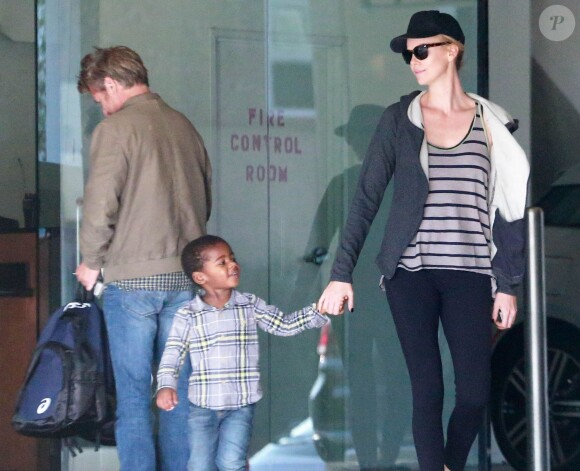 Charlize Theron, son fils Jackson et son petit-ami Sean Penn font du shopping à Los Angeles, le 15 novembre 2014. 