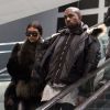 Kim Kardashian et son mari Kanye West arrivent à l'aéroport de Dulles à Washington. Kim Kardashian porte des nu pieds en fourrure! Le 24 janvier 2015  