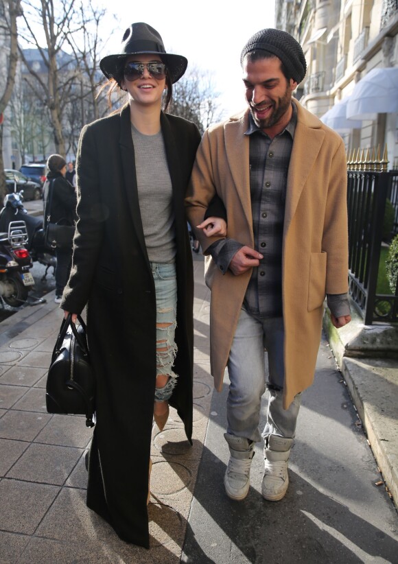 Kendall Jenner fait du shopping avec un ami à Paris, le 24 janvier 2015 
