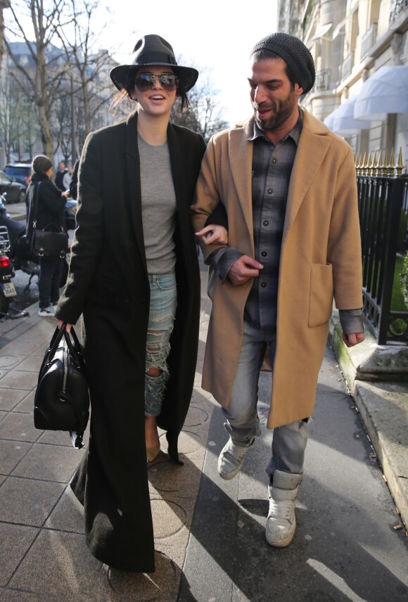 Kendall Jenner fait du shopping avec un ami à Paris, le 24 janvier 2015  