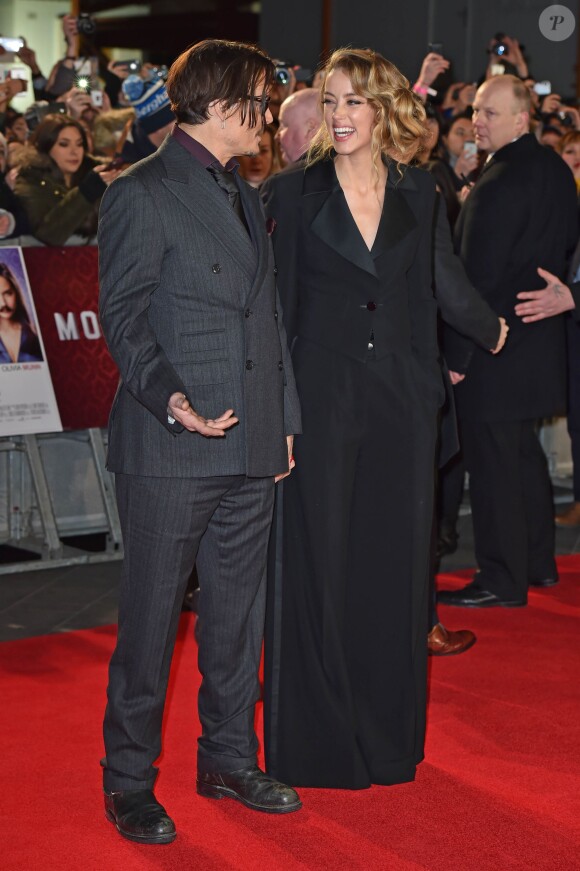 Johnny Depp et sa fiancée Amber Heard - Avant-première du film "Charlie Mortdecai" à l'Empire, Leicester Square, à Londres, le 19 janvier 2015. 