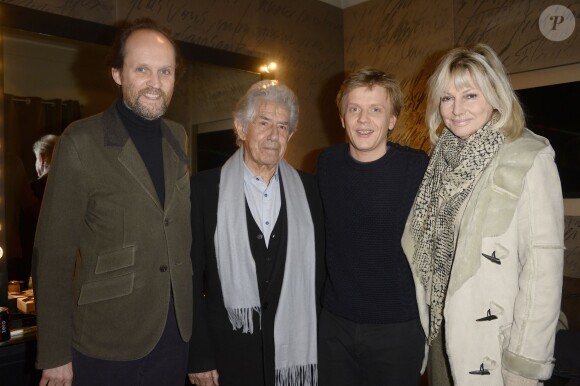 Jean-Marc Dumontet, Philippe Gildas, Alex Lutz et Maryse Gildas en backstage du spectacle d'Alex Lutz à l'Olympia de Paris le 25 janvier 2014.