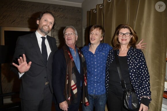 Jean-Marc Dumontet, Bernard Murat, Alex Lutz et Zana Murat en backstage du spectacle d'Alex Lutz à l'Olympia de Paris le 23 janvier 2015.