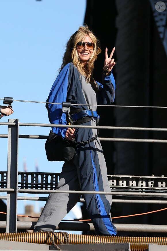 Heidi Klum, en séjour à Sydney pour lancer sa ligne de sous-vêtements, saute du pont de Sydney Harbour à l'élastique. Le 25 janvier 2015.