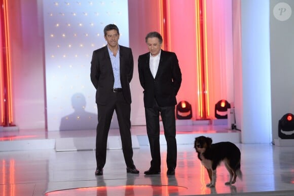 Michel Cymes, Michel Drucker et sa chienne Isia, sur le tournage de Vivement dimanche, le mercredi 28 janvier 2015 à Paris. Emission diffusée sur France 2, le dimanche 1er février 2015.