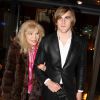 Exclusif - Amanda Lear et son ami Hugo dînent au Fouquet's à Paris le 28 janvier 2015.