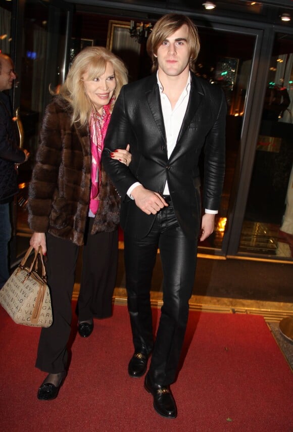 Exclusif - Amanda Lear et son ami Hugo dînent au Fouquet's à Paris le 28 janvier 2015.