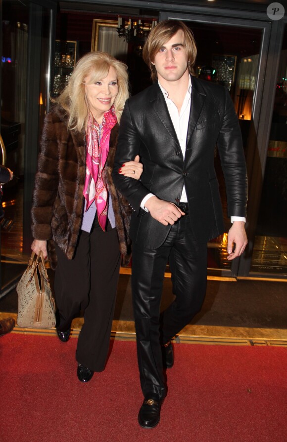 Exclusif - Amanda Lear et son ami Hugo dînent au Fouquet's à Paris le 28 janvier 2015. 