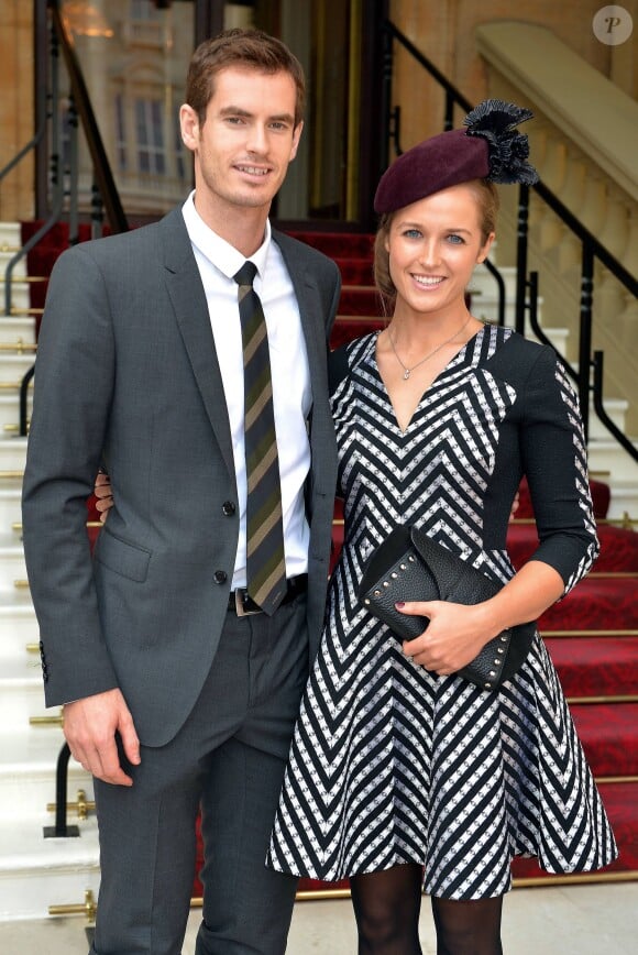 Andy Murray et Kim Sears, après avoir été fait officier de l'ordre de l'Empire Britannique par le prince William, au palais de Buckingham, le 17 octobre 2013