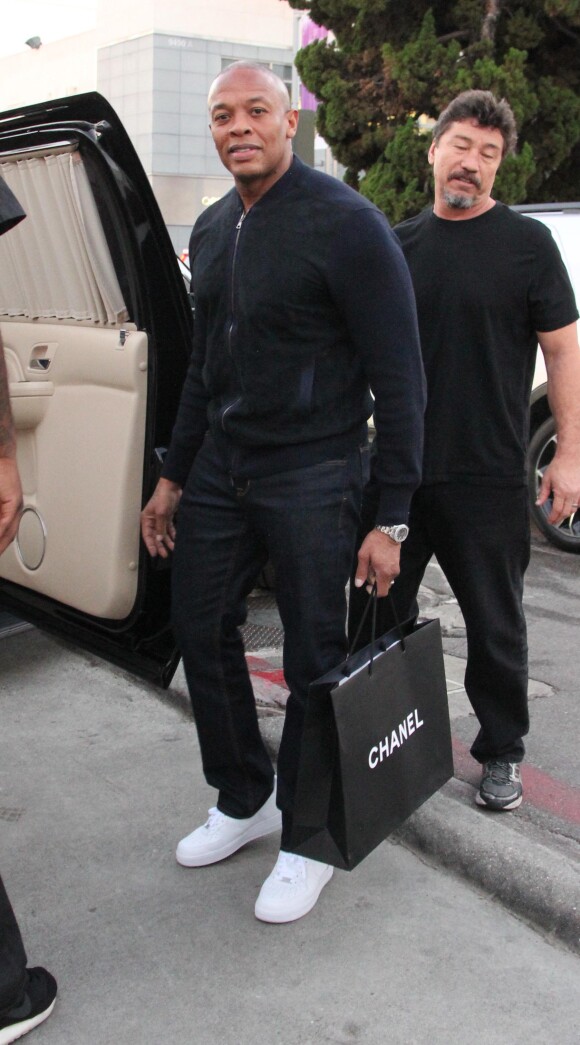 Dr. Dre fait du shopping chez Chanel à Los Angeles, le 23 décembre 2014.