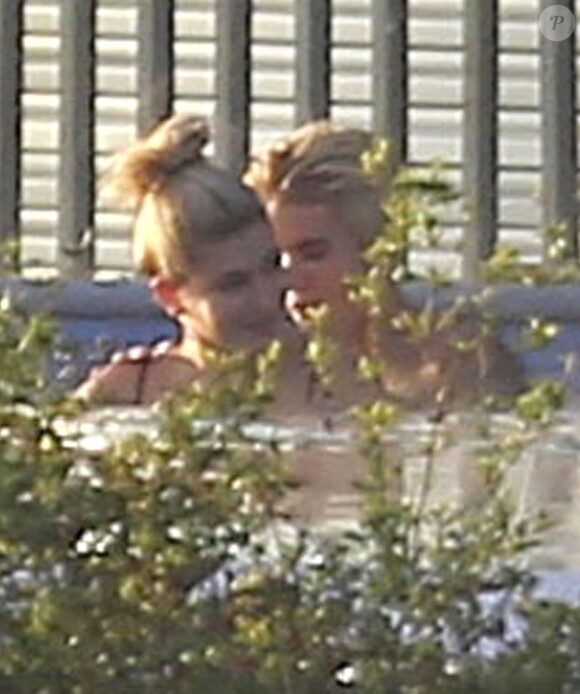 Exclusif - Justin Bieber et Hailey Baldwin se baignent dans la piscine du chanteur. Beverly Hills, le 21 janvier 2015.