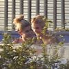 Exclusif - Justin Bieber et Hailey Baldwin profitent d'un après-midi détente dans la piscine du chanteur. Beverly Hills, le 21 janvier 2015.