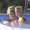 Exclusif - Justin Bieber et Hailey Baldwin profitent d'un après-midi détente dans la piscine du chanteur, à Beverly Hills. Le 21 janvier 2015.