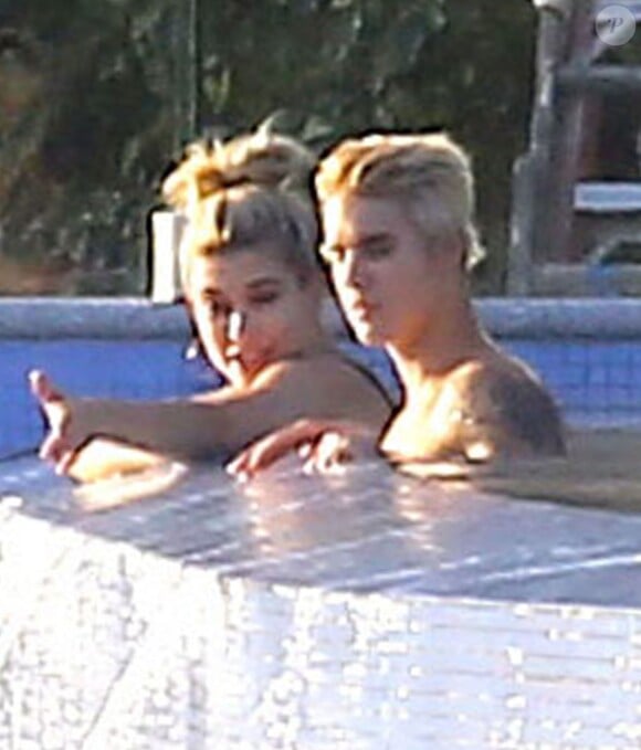 Exclusif - Justin Bieber et Hailey Baldwin profitent d'un après-midi détente dans la piscine du chanteur, à Beverly Hills. Le 21 janvier 2015.