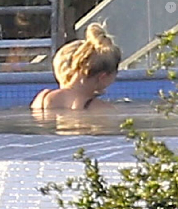 Exclusif - Justin Bieber et Hailey Baldwin, très proches lors d'un après-midi détente dans la piscine du chanteur. Beverly Hills, le 21 janvier 2015.
