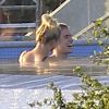 Exclusif - Justin Bieber et le mannequin Hailey Baldwin profitent d'un après-midi détente dans la piscine du chanteur. Beverly Hills, le 21 janvier 2015.