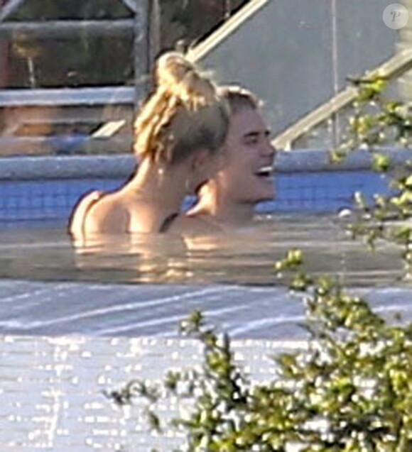 Exclusif - Justin Bieber et le mannequin Hailey Baldwin profitent d'un après-midi détente dans la piscine du chanteur. Beverly Hills, le 21 janvier 2015.