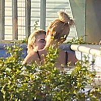 Justin Bieber et Hailey Baldwin : Surpris en plein flirt dans une piscine