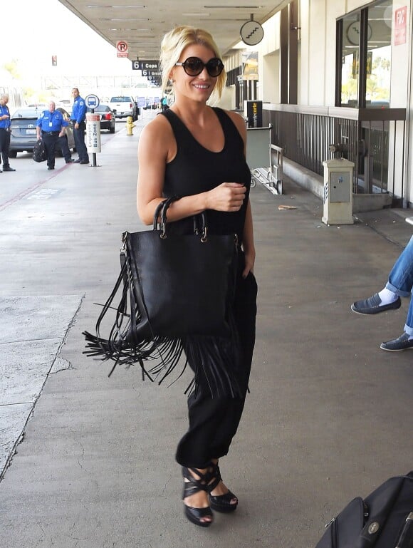 Jessica Simpson prend un vol à l'aéroport de Los Angeles, le 10 octobre 2014.  