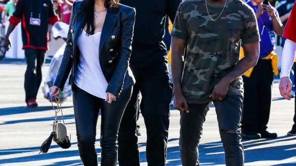 Kanye West : Sinistre au côté de Kim Kardashian pour le Super Bowl XLIX