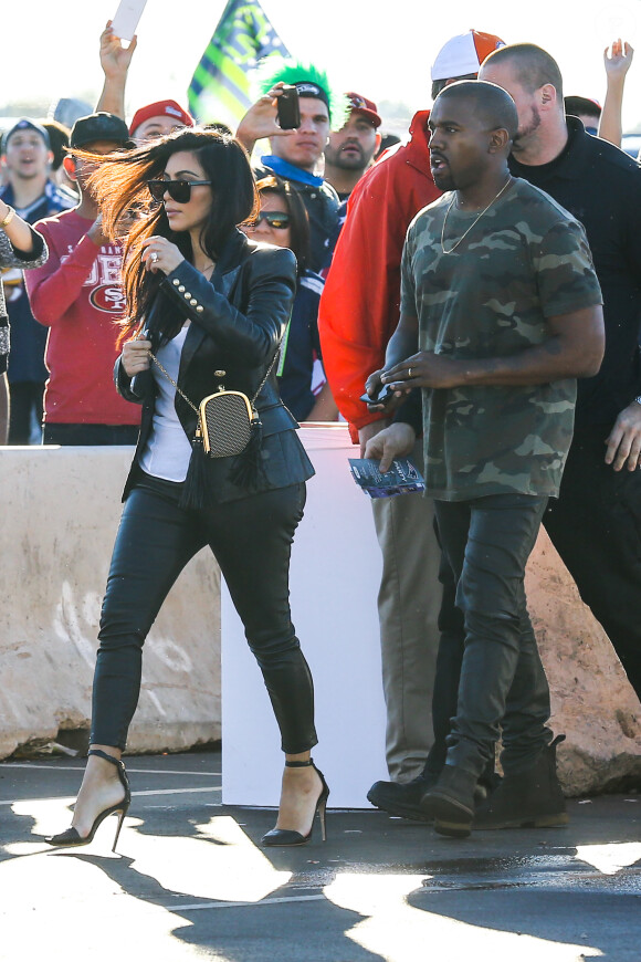 Kim Kardashian et Kanye West lors de leur arrivée au Phoenix Stadium de Glendale le 1er février 2015