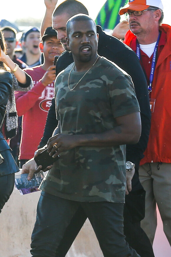 Kanye West en tenue camuflage lors de son arrivée au Phoenix Stadium de Glendale le 1er février 2015 à l'occasion du Super Bowl entre les Seahawks de Seattle et les Patriots de New England