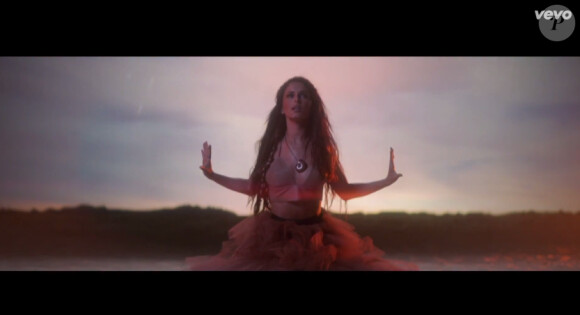 Cheryl Cole vient de dévoiler le clip de son nouveau single Only Human issu de l'album du même nom, le 3 février 2015.