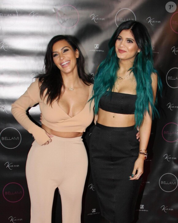 Kim Kardashian et Kylie Jenner lors du lancement de Kylie Hair Kouture à Beverly Hills, le 13 novembre 2014