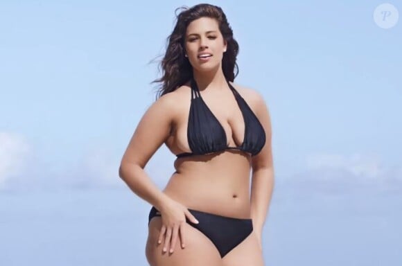 Ashley Graham, ravissante en bikini noir pour la nouvelle campagne publicitaire de swimsuitsforall.