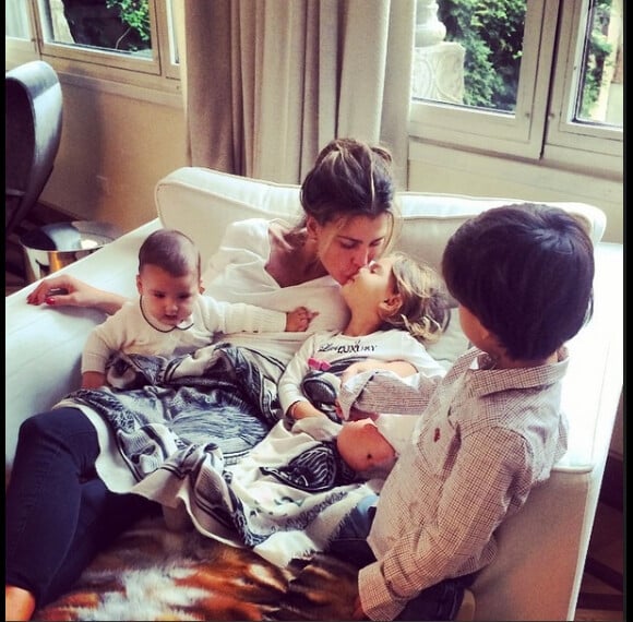 Claudia Galanti et son ex-compagnon Arnaud Mimran ont été confrontés à la mort de leur fille Indila, leur troisième enfant, dans la nuit du 2 au 3 décembre 2014... Dans cette photo Instagram, un des moments de bonheur passés avec Indila, Tal et Liam...