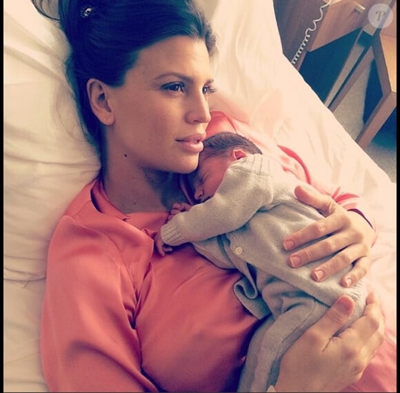 Claudia Galanti et sa petite Indila après sa naissance, en mars 2014 à l'Hôpital américain de Paris, à Neuilly. Claudia Galanti et son ex-compagnon Arnaud Mimran ont été confrontés à la mort de leur fille Indila, leur troisième enfant, dans la nuit du 2 au 3 décembre 2014... Photo Instagram.