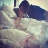 Claudia Galanti et son ex-compagnon Arnaud Mimran, ici à la maternité de l'hôpital américain de Paris en mars 2014 au moment de la naissance d'Indila, ont été confrontés à la mort de leur fillette, leur troisième enfant, à l'âge de 9 mois, dans la nuit du 2 au 3 décembre 2014... Photo Instagram.